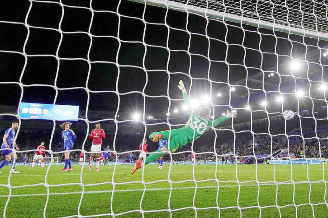 Fernandes caps Manchester United's 3-0 win at struggling Leicester